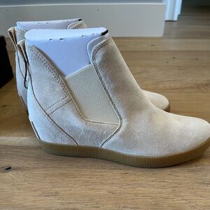 Sorel X Calia Out N About Wedges, Sz 9.5, New in box.